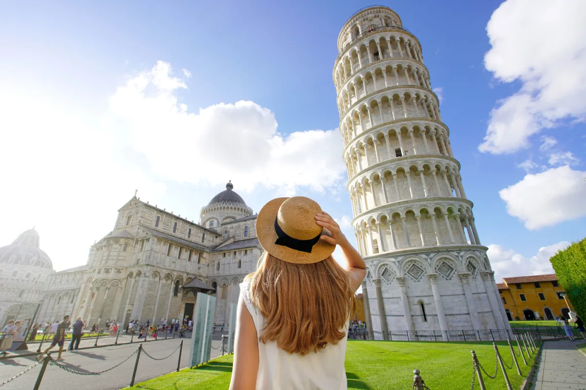 visiting-leaning-tower-pisa-famous-landmark-italy-young-traveler-woman-piazza-del-duomo-square-pisa-tuscany-italy